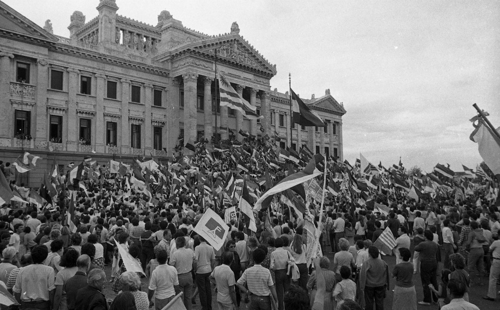 Una multitud celebró la primera sesión de la Asamblea General tras la dictadura. Foto: Archivo El País