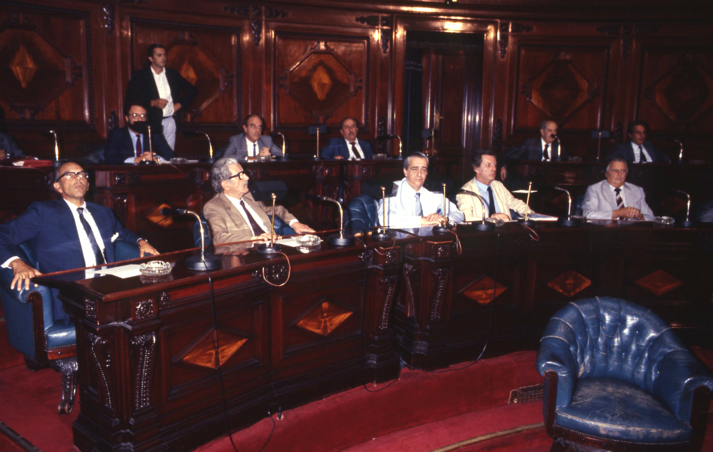 Sesión de la Asamblea General tras el retorno de la democracia. Foto: Archivo El País
