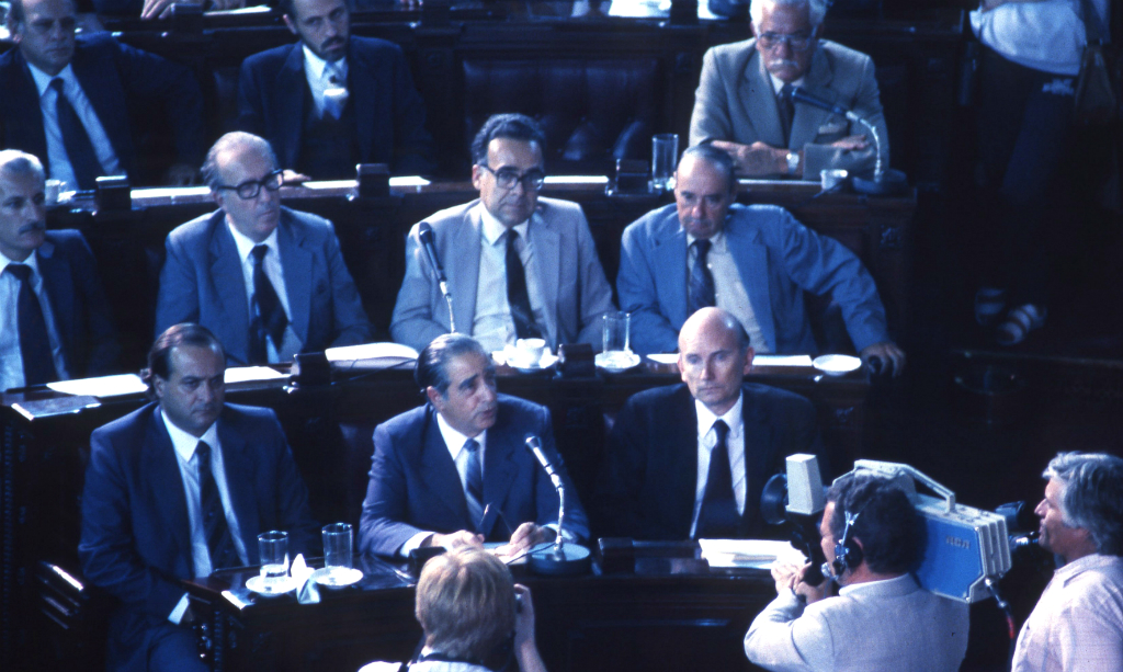 Sesión de la Asamblea General tras el retorno de la democracia. Foto: Archivo El País
