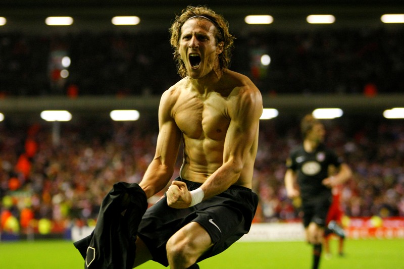 Diego Forlán celebra el tanto que le dio la clasificación al Atlético de Madrid en Anfield. Foto: Archivo.