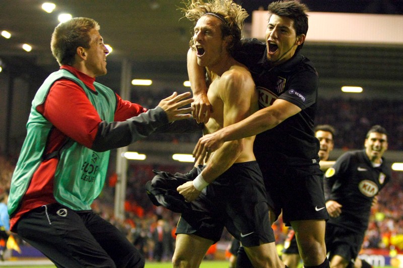 La alegría de Diego Forlán junto al "Kun" Aguero. Foto: Archivo.