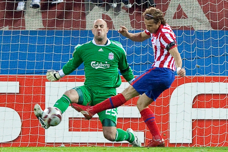 El gol de Diego Forlán en el partido de ida entre Atlético y Liverpool. Foto: Archivo.