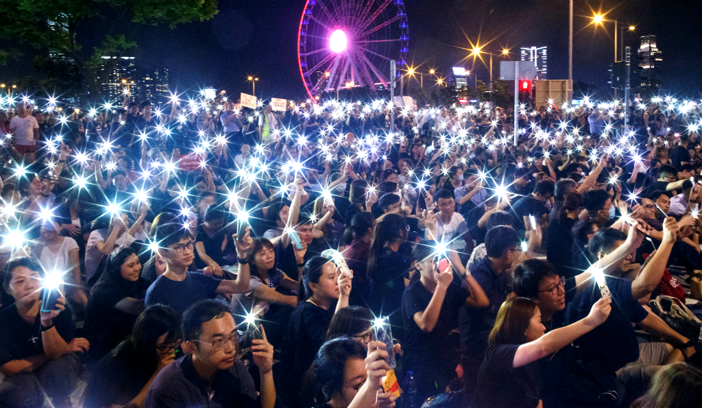 En las manifestaciones contra el régimen chino en Hong Kong, la gente recibía un mensaje que les decía qué sabían dónde estaban. Foto: Reuters