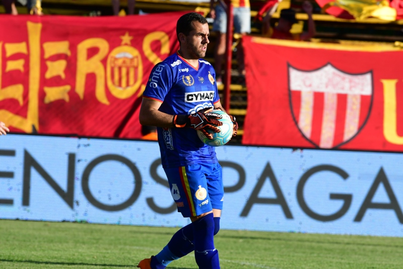 Nicola Pérez en el Paladino con la camiseta de Progreso. Foto: Gerardo Pérez.