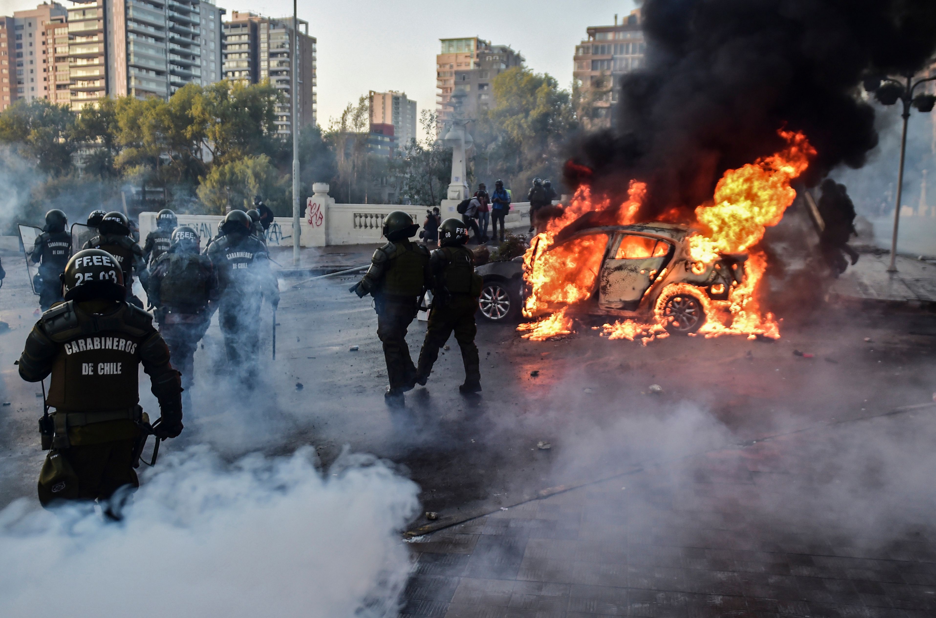 Viña del mar: autos prendidos fuego. Foto: AFP