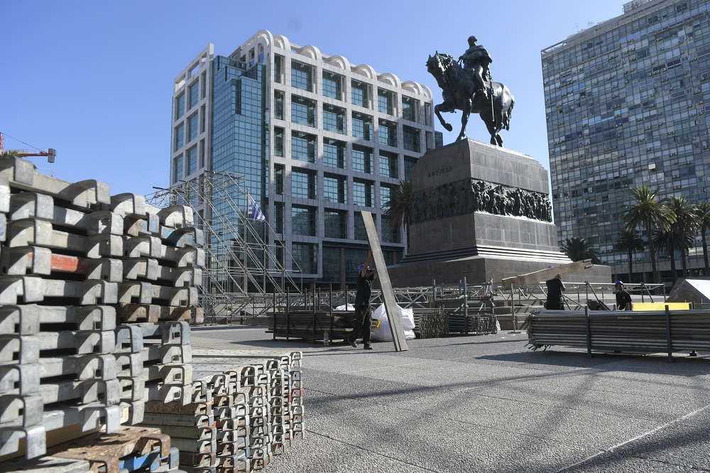 Obra en la Plaza Independencia para la ceremonia de asunción del presidente electo Luis Lacalle Pou. Foto: Juan Manuel Ramos.