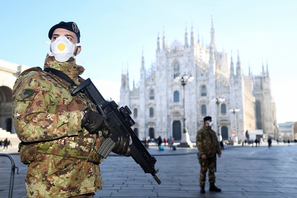 Militares controlan en los alrededores del Duomo de Milán. Foto: Reuters