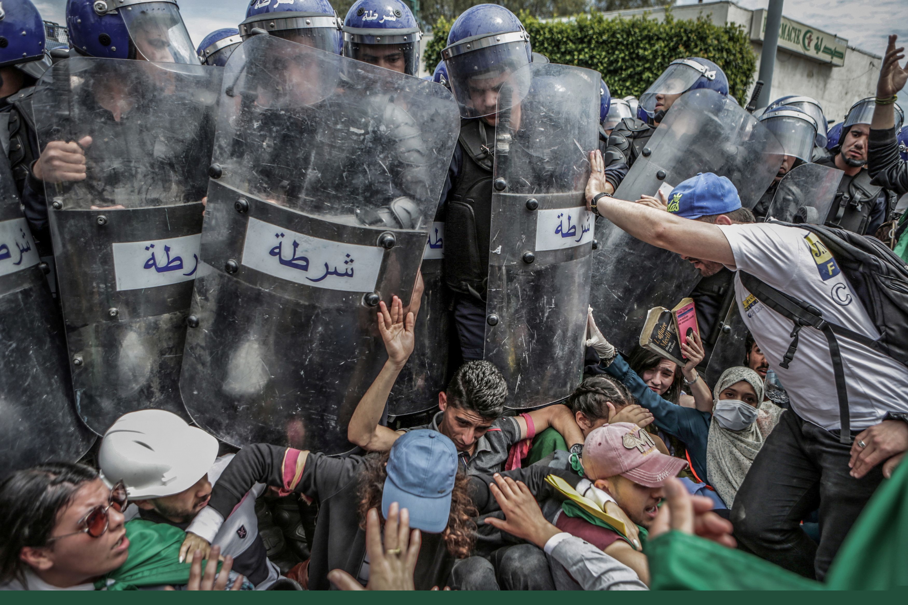Manifestación de estudiantes en Argelia. Foto: Farouk Batiche | Difundida por Reuters.