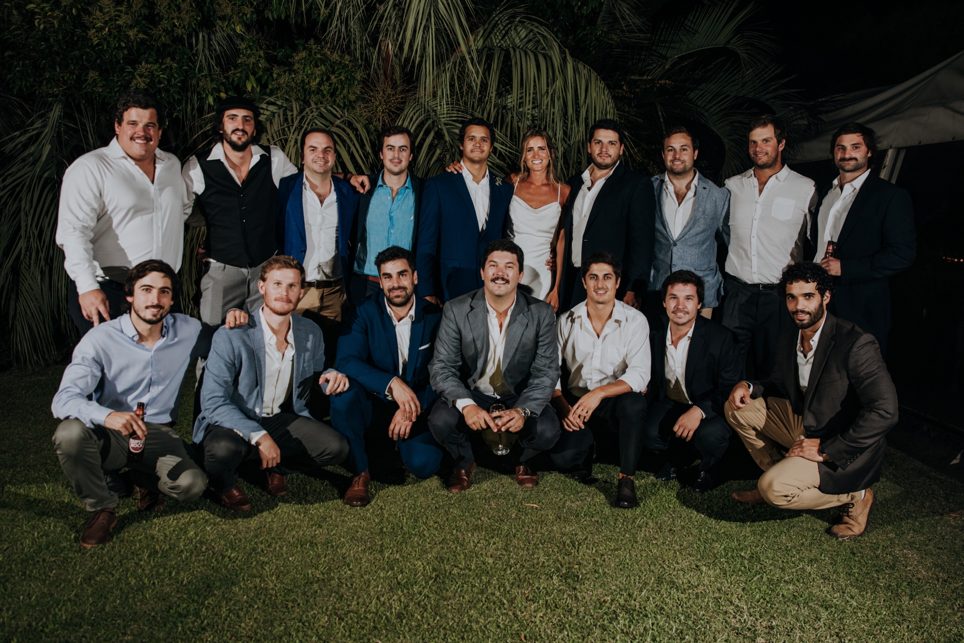 Los novios junto a los amigos del novio.