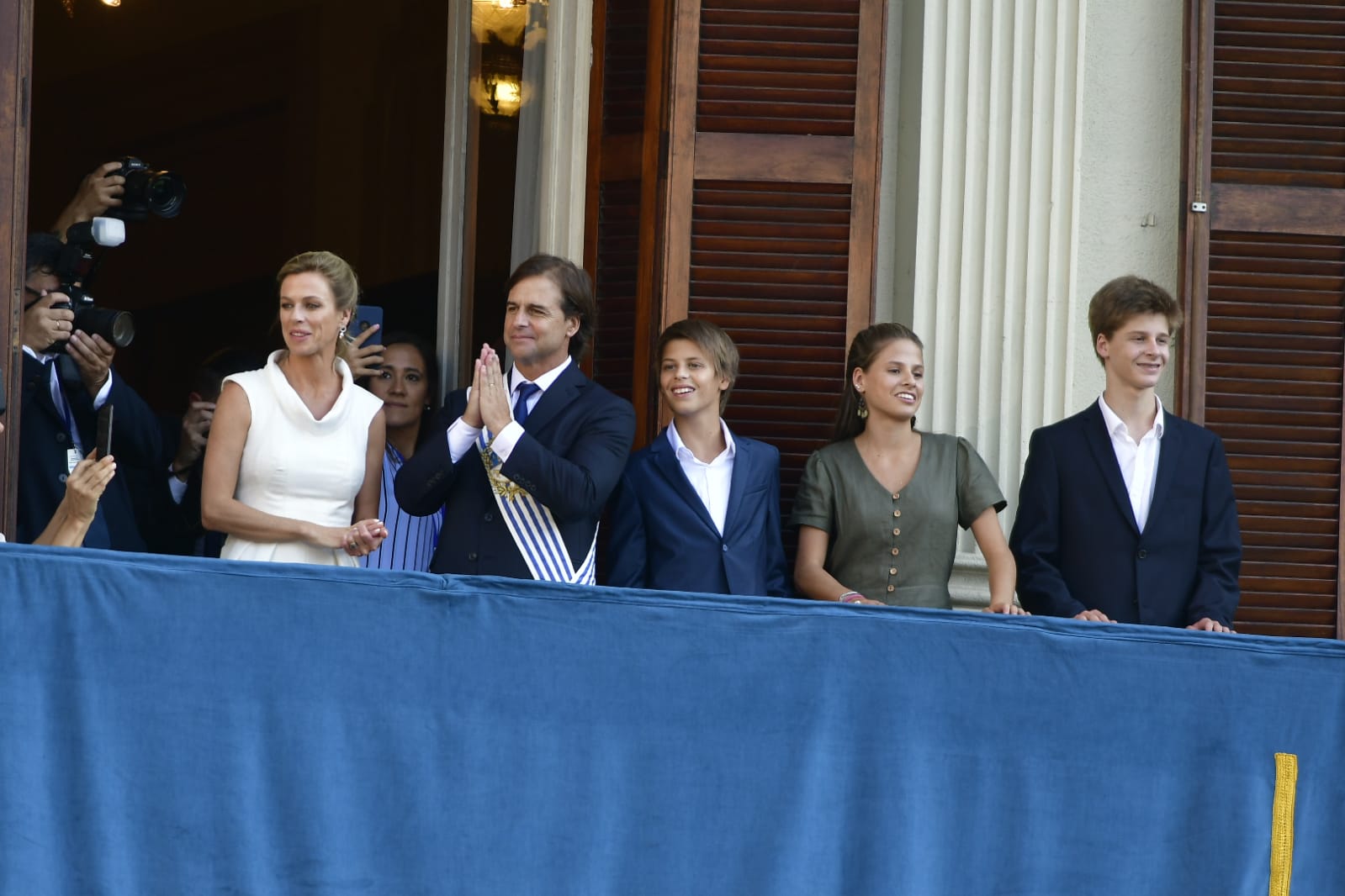 Luis Lacalle Pou desde el balcón presidencial junto con su familia. Foto: Fernando Ponzetto.