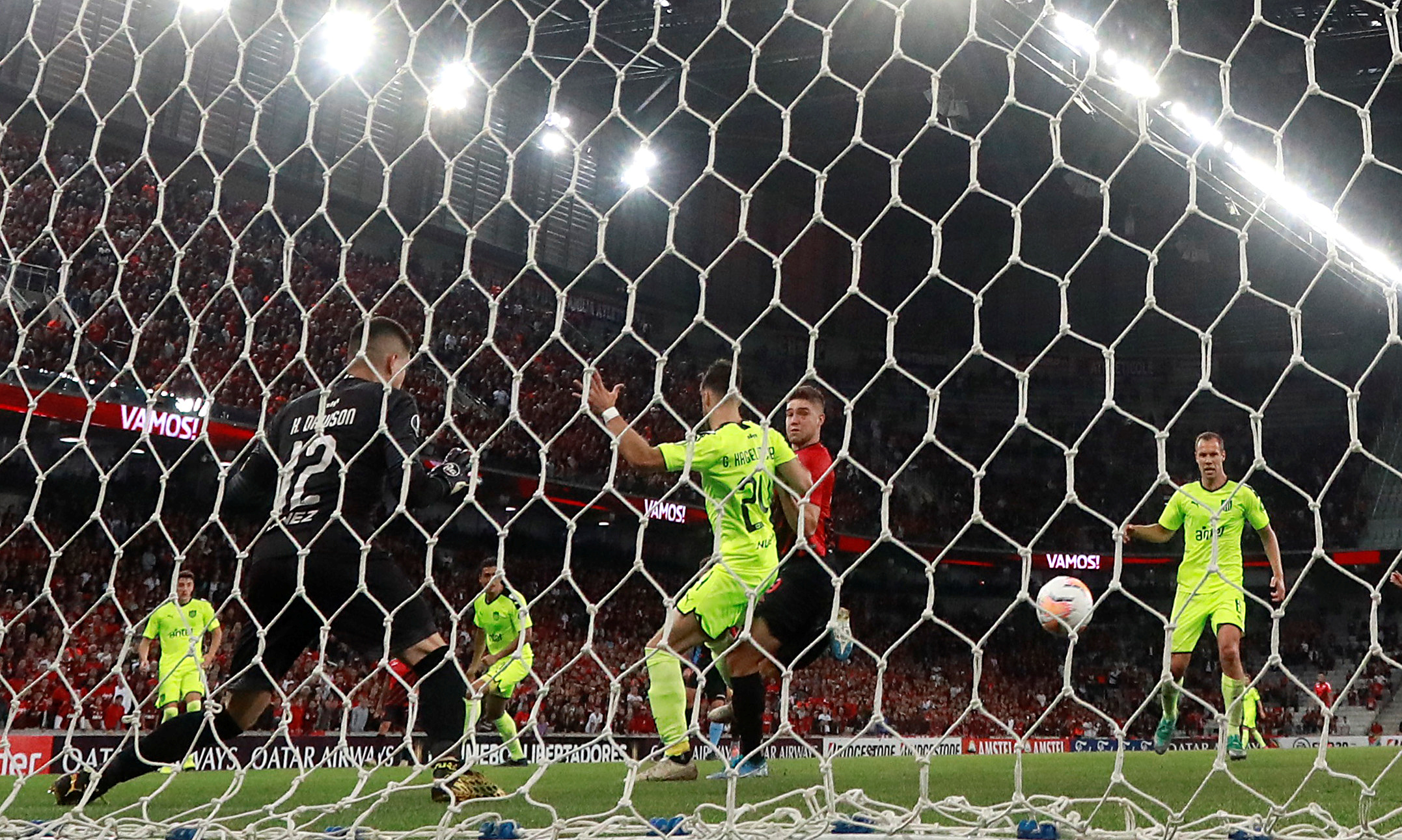 De lujo, así definió Bissoli para poner el 1-0 de Paranaense ante Peñarol. Foto: Reuters.