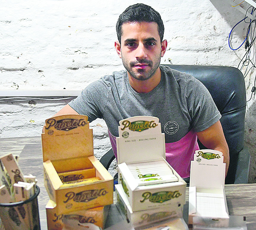 Gabriel Carreño. El emprendedor considera que la la legislación en torno al cigarrillo favorece su negocio.