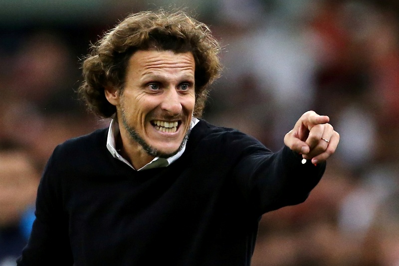 Diego Forlán en el encuentro entre Paranaense y Peñarol. Foto: Reuters.