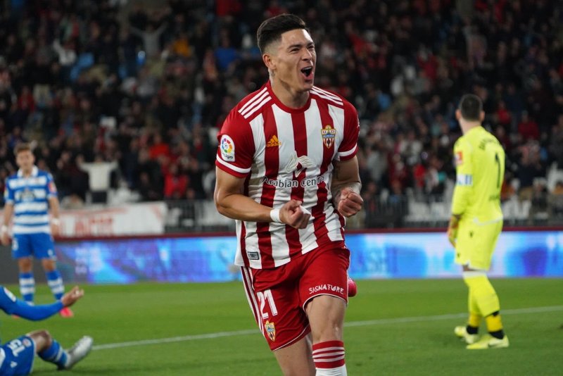 El festejo de Darwin Núñez tras uno de los goles anotados en el Almería-Deportivo.