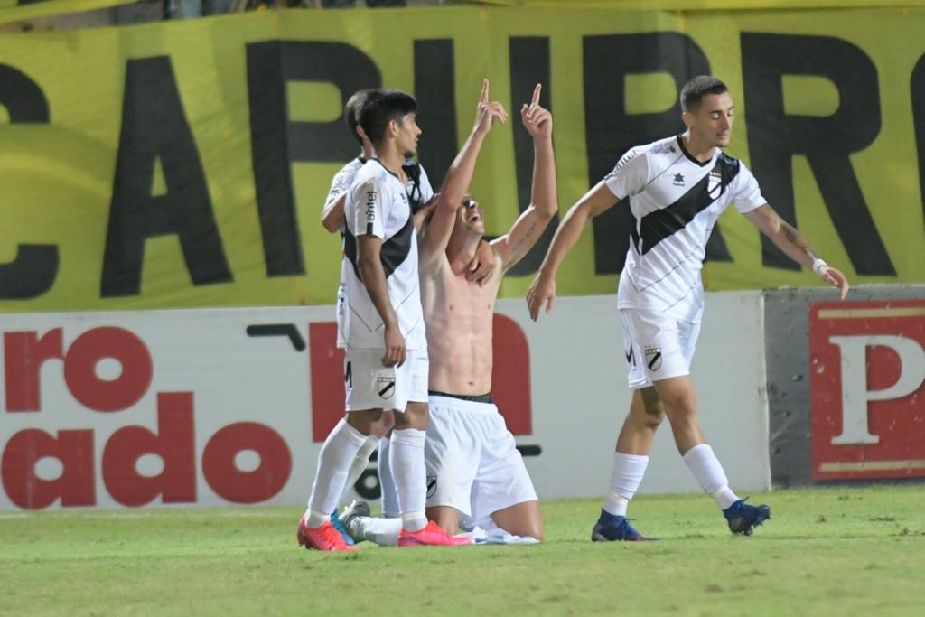 El festejo de Luciano Nequecaur en el duelo entre Peñarol y Danubio. Foto: Marcelo Bonjour.
