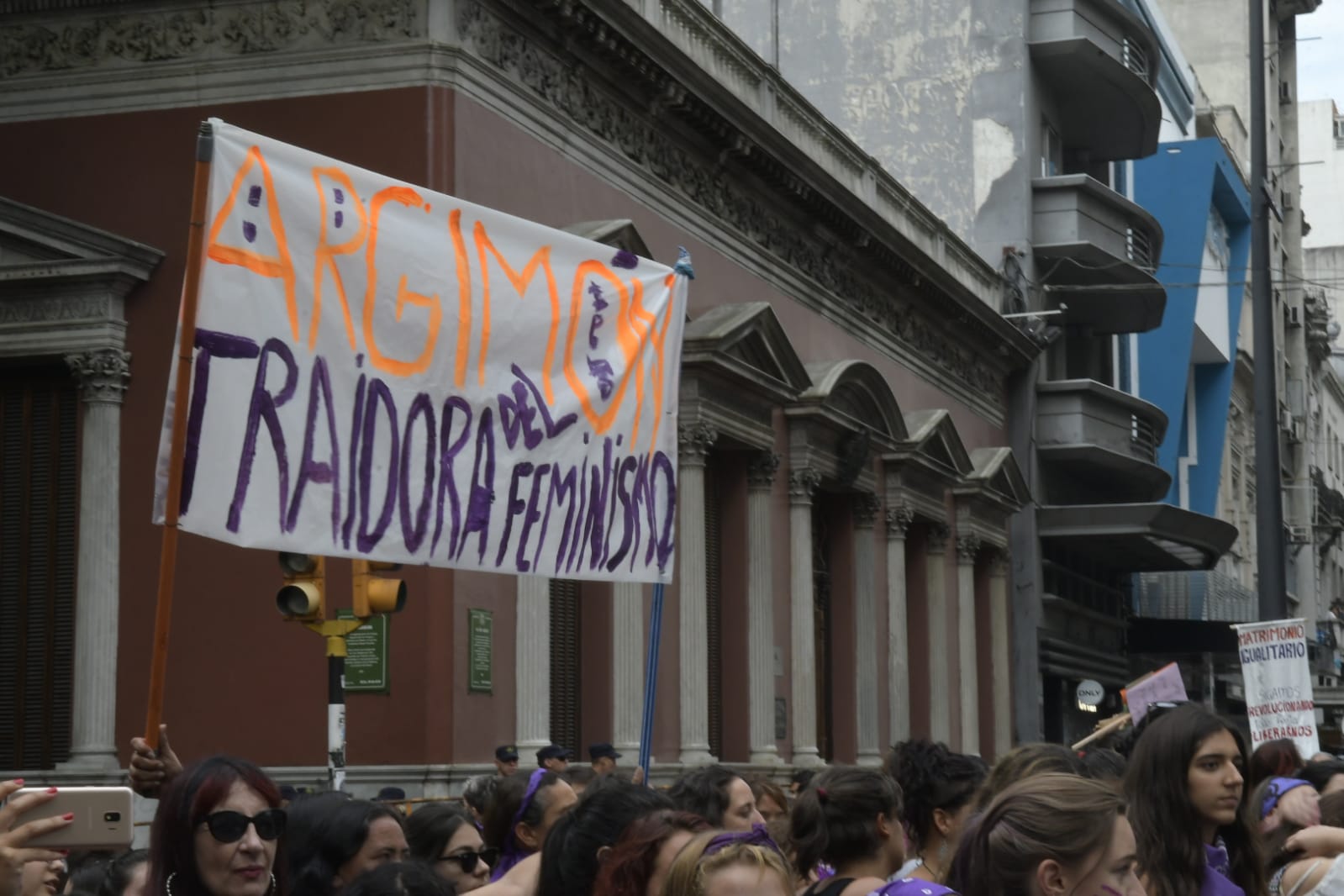 Carteles en rechazo a Argimón. Foto: Leo Mainé.