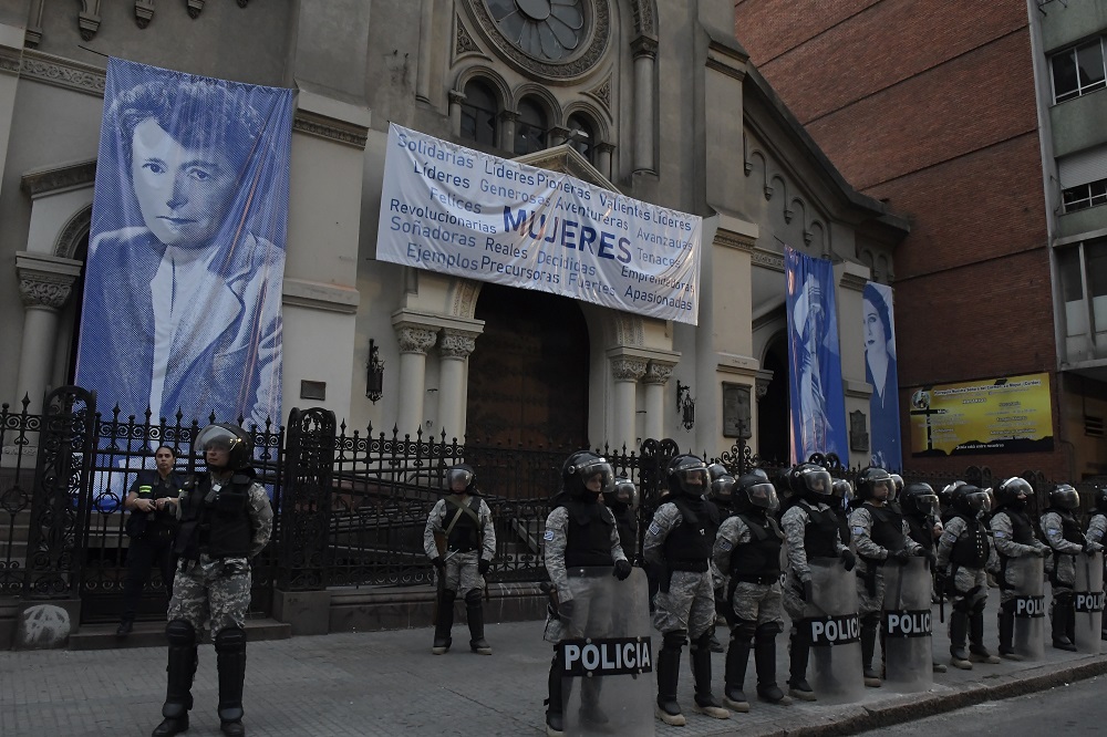 La sede del Cordón fue fuertemente custodiada y una guardia de Policías femeninas ocupó la primera fila. Foto: Leonardo Mainé