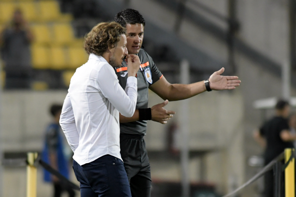 Diego Forlán y Jonathan Fuentes en el partido entre Peñarol y Danubio. Foto: Marcelo Bonjour
