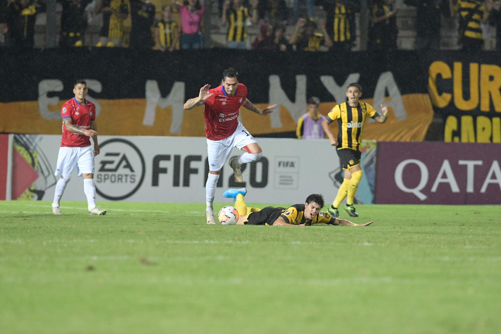 Peñarol y Jorge Wilstermann en el Campeón del Siglo. Foto: Nicolás Pereyra.