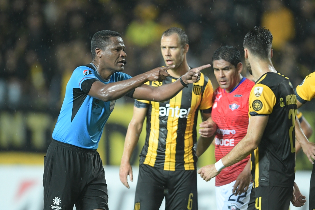 El venezolano José Argote en el partido entre Peñarol y Jorge Wilstermann. Foto: Nicolás Pereyra.