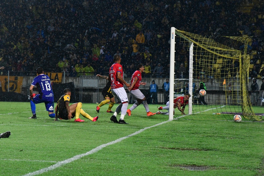 El gol de Peñarol frente a Jorge Wilstermann en el Campeón del Siglo. Foto: Nicolás Pereyra.