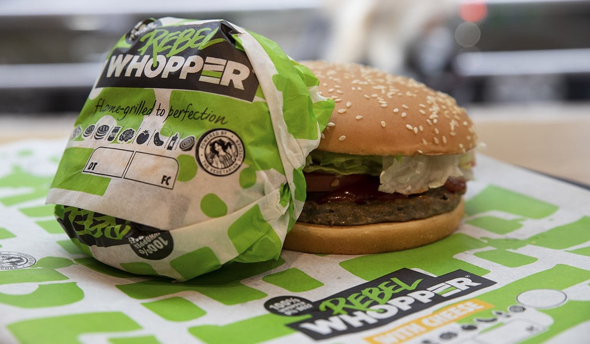 El Rebel Whopper está superando las expectativas iniciales, según Burger King.
