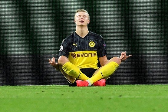 El festejo de Erling Haaland en el duelo de ida en el Borussia Dortmund y PSG.