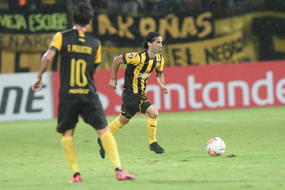 Matías Britos hizo su estreno como jugador de Peñarol ante Wilstermann. Foto: Nicolás Pereyra.