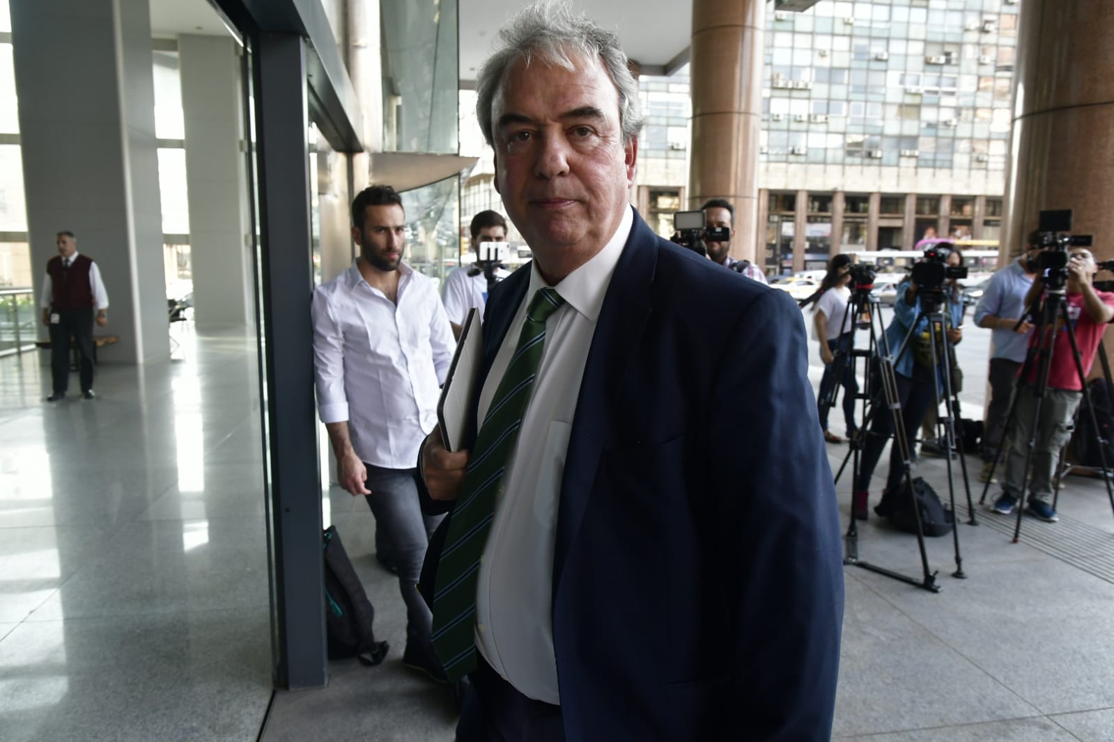 Heber ingresa a Torre Ejecutiva para participar de una reunión del Sinae para atender casos de coronavirus en Uruguay. Foto: Fernando Ponzetto