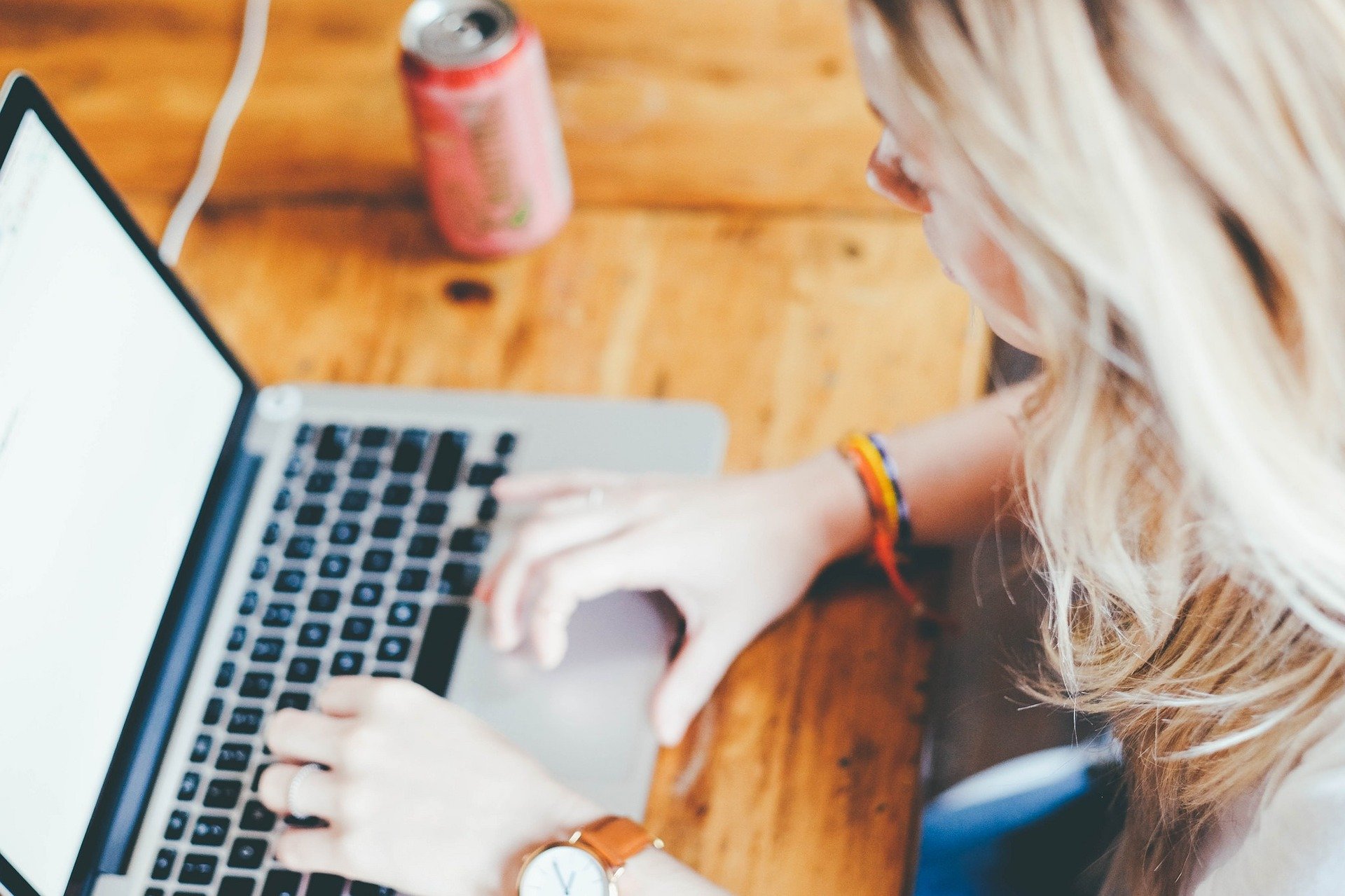 Mujer computadora teletrabajo