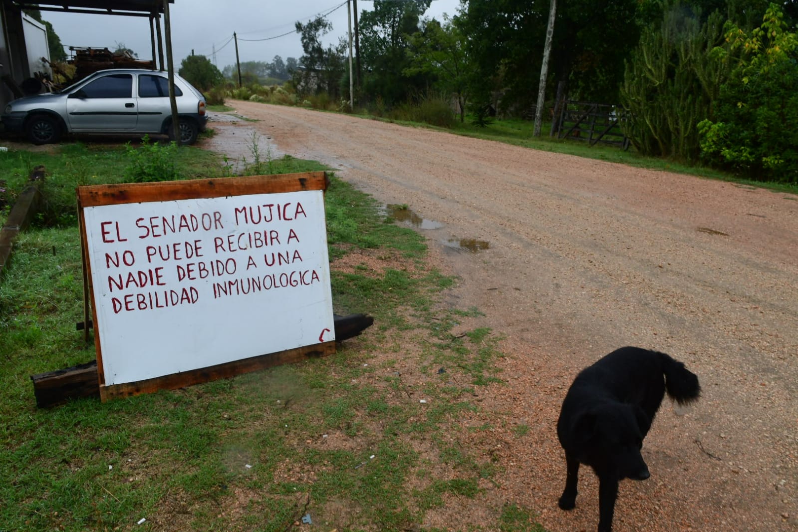 Cartel en la entrada de la casa de José Mujica y Lucía Topolansky. Foto: Francisco Flores.