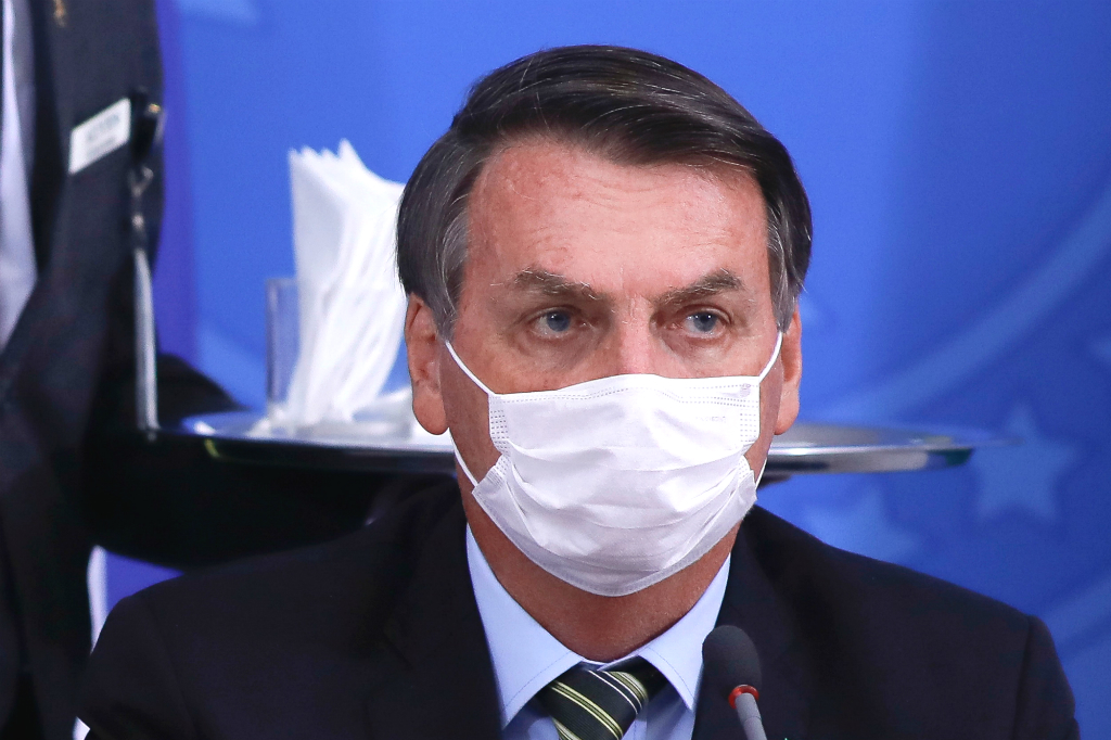 Bolsonaro en una conferencia de prensa, usando una mascarilla de protección. Foto: AFP