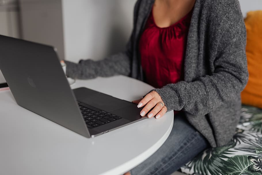 Laptop en casa, home office, teletrabajo, computadora. Foto: Pxfuel.