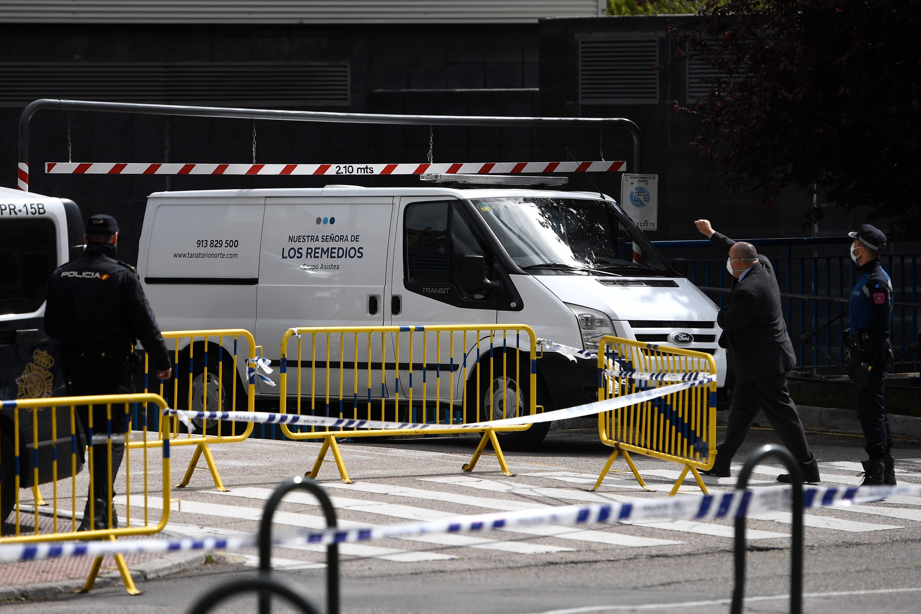 Camioneta de una funerario llega al Palacio de Hielo. Foto: Reuters.