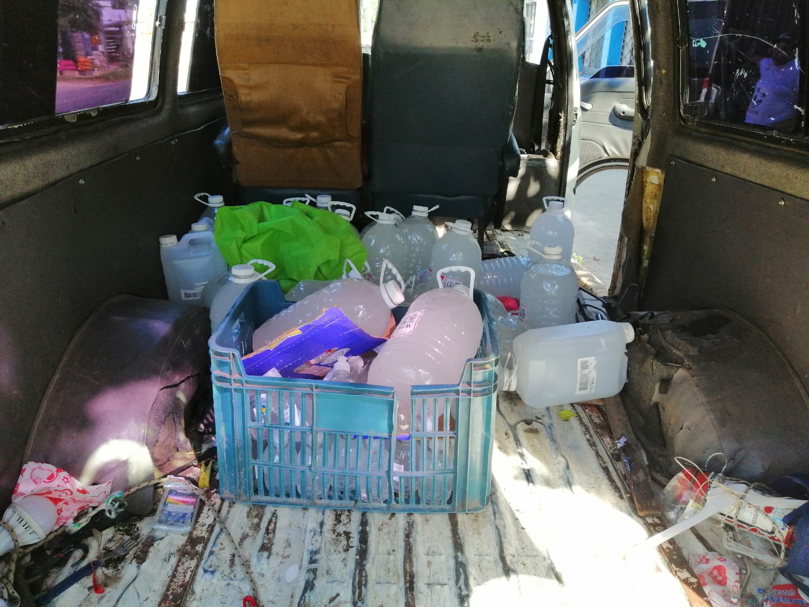 Incautación de alcohol en gel producido ilegalmente. Foto: Jefatura de Policía de Canelones