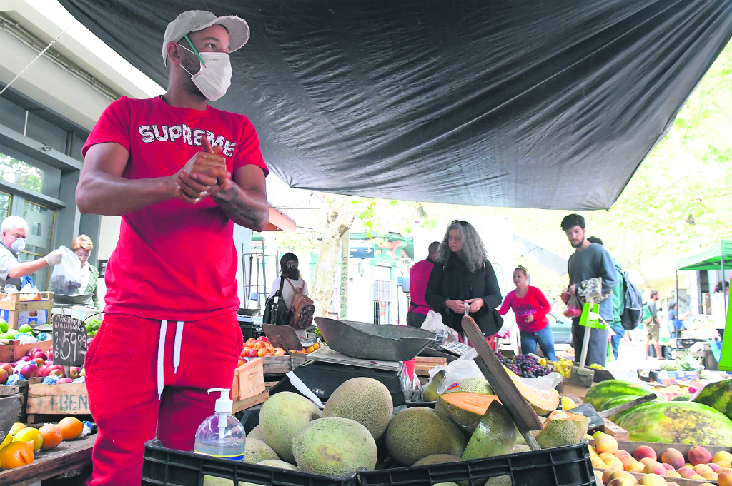 Puesto de frutas y verduras en una feria de Montevideo. Foto: Leonardo Mainé