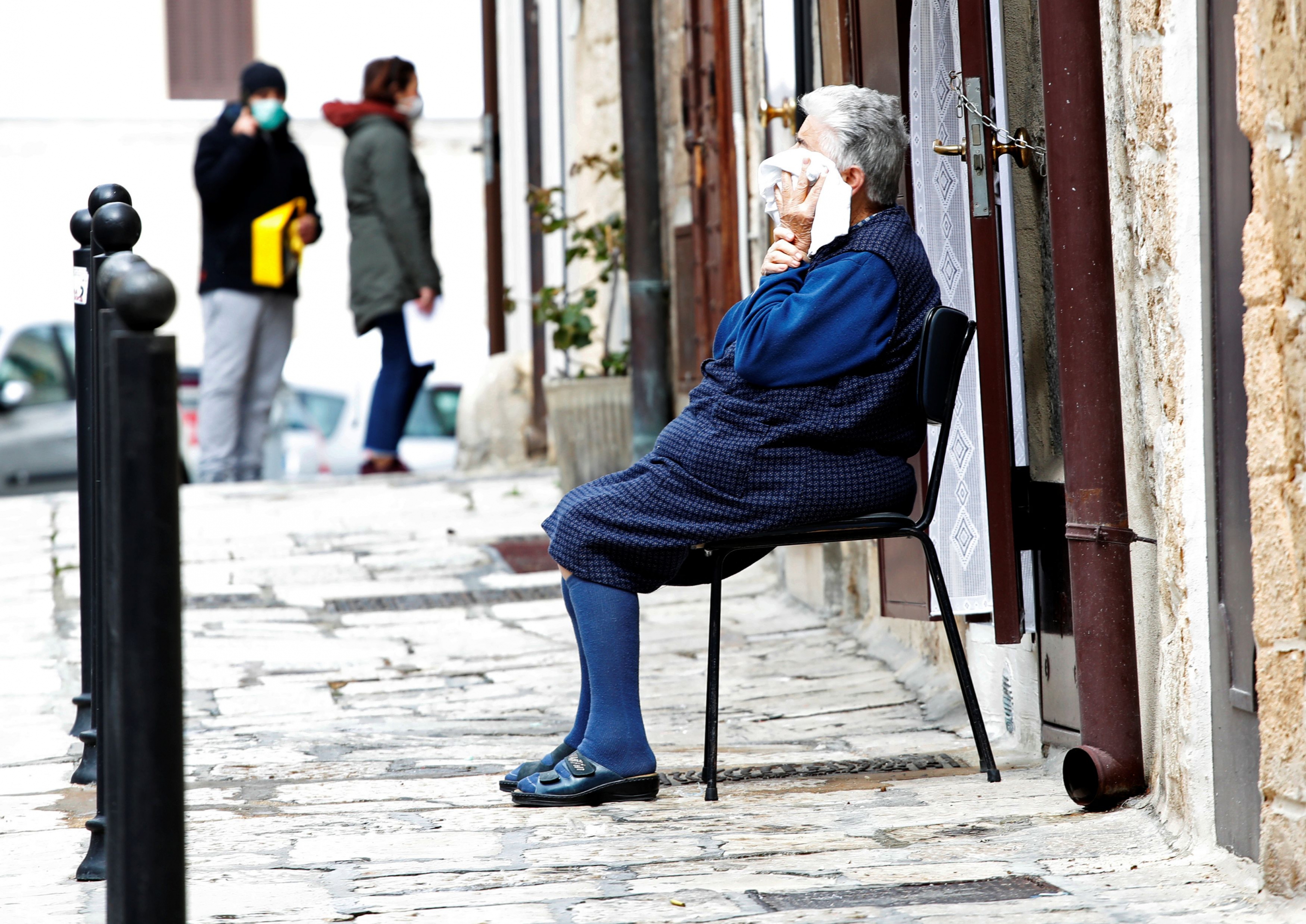 Una mujer en la ciudad italiana de Bari este viernes. Foto: Reuters