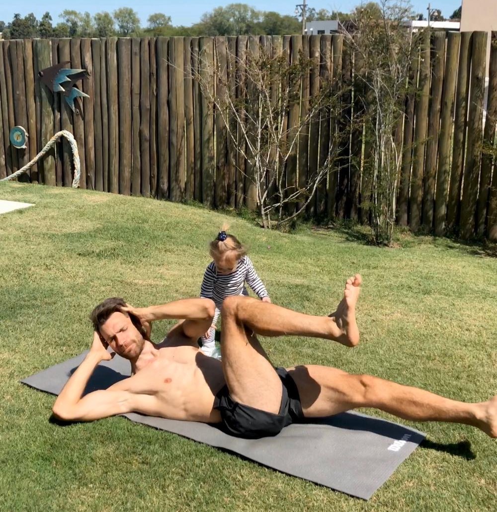 Gary Kagelmacher entrenando en su casa durante la cuarentena junto a su hija.