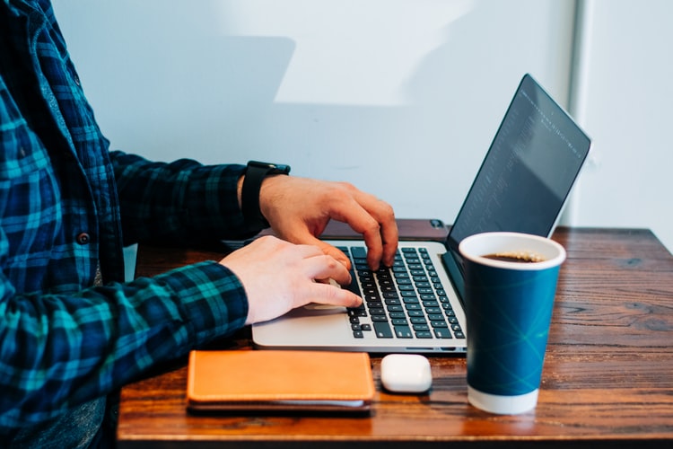Trabajar y aprender con una computadora. Foto: Unsplash