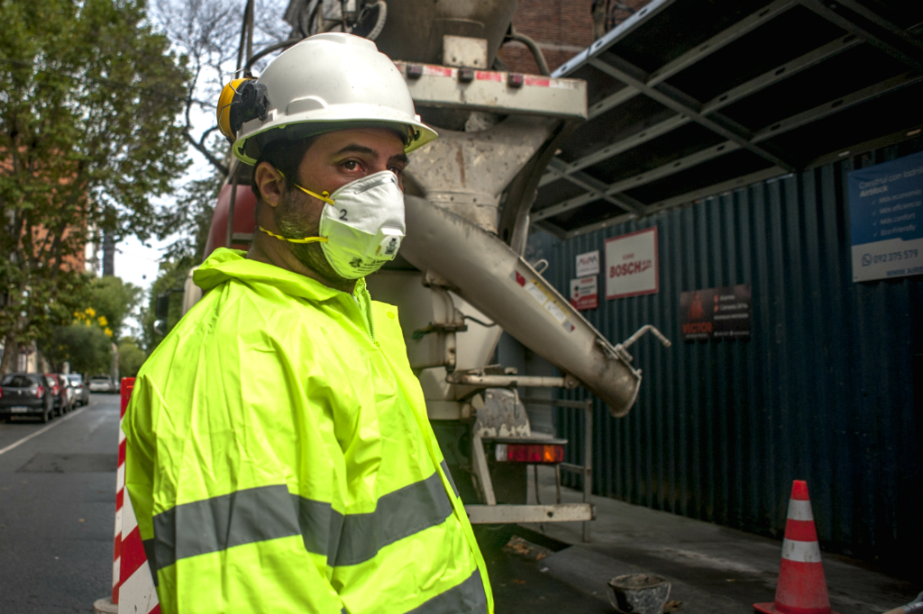 Obrero de la construcción con tapaboca en Montevideo. Foto: Darwin Borrelli