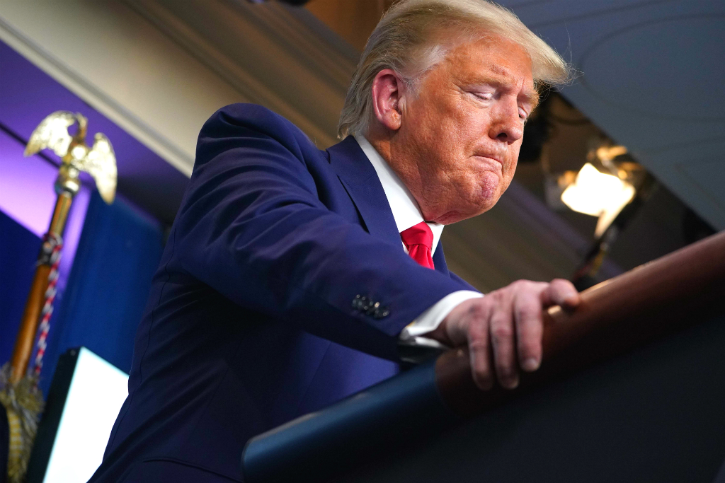 “Nuestro país se enfrenta a un desafío sin precedentes en su historia”, declaró Trump. Foto: AFP