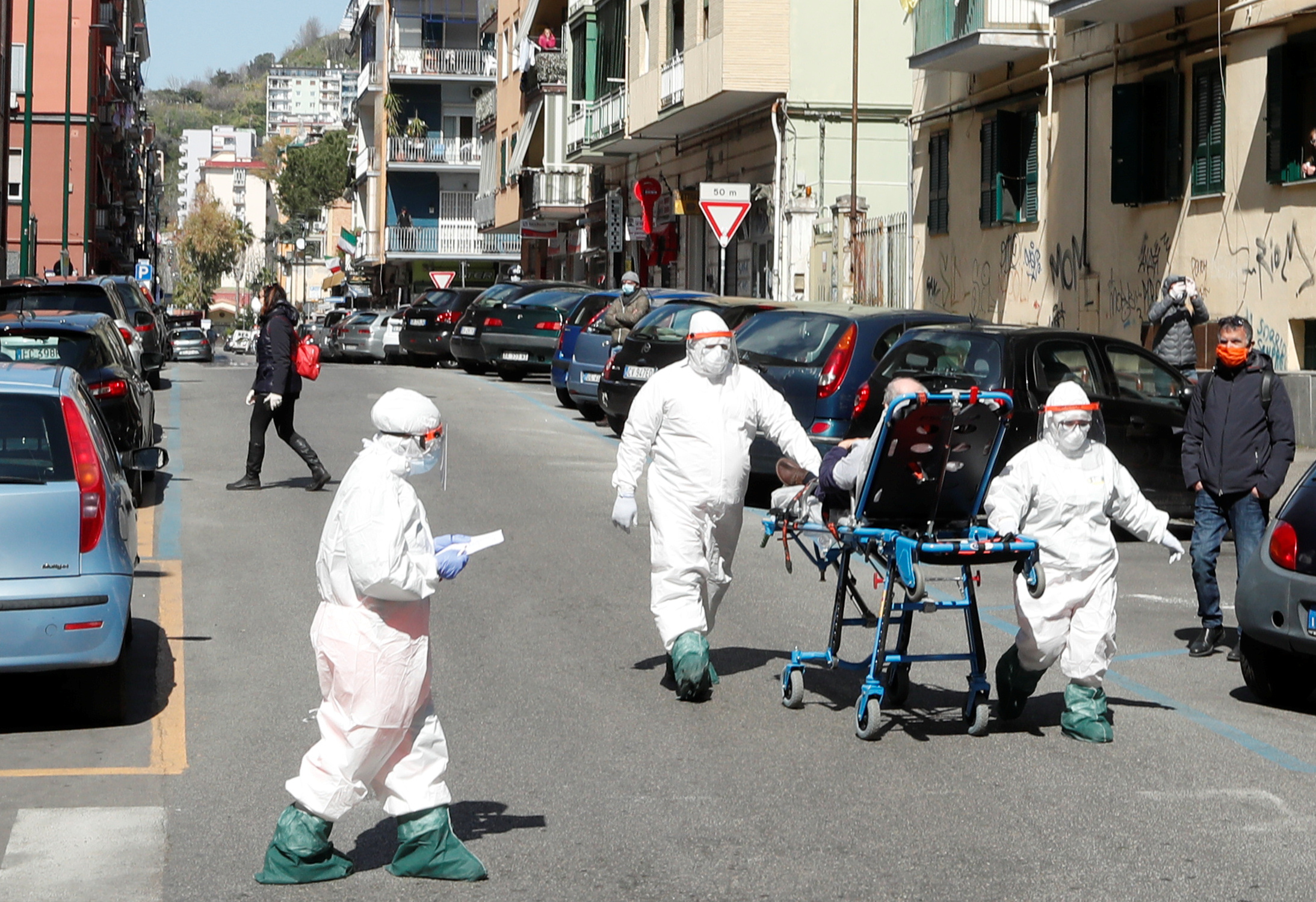 Personal médico traslada un paciente en Nápoles, Italia. Foto: Reuters.