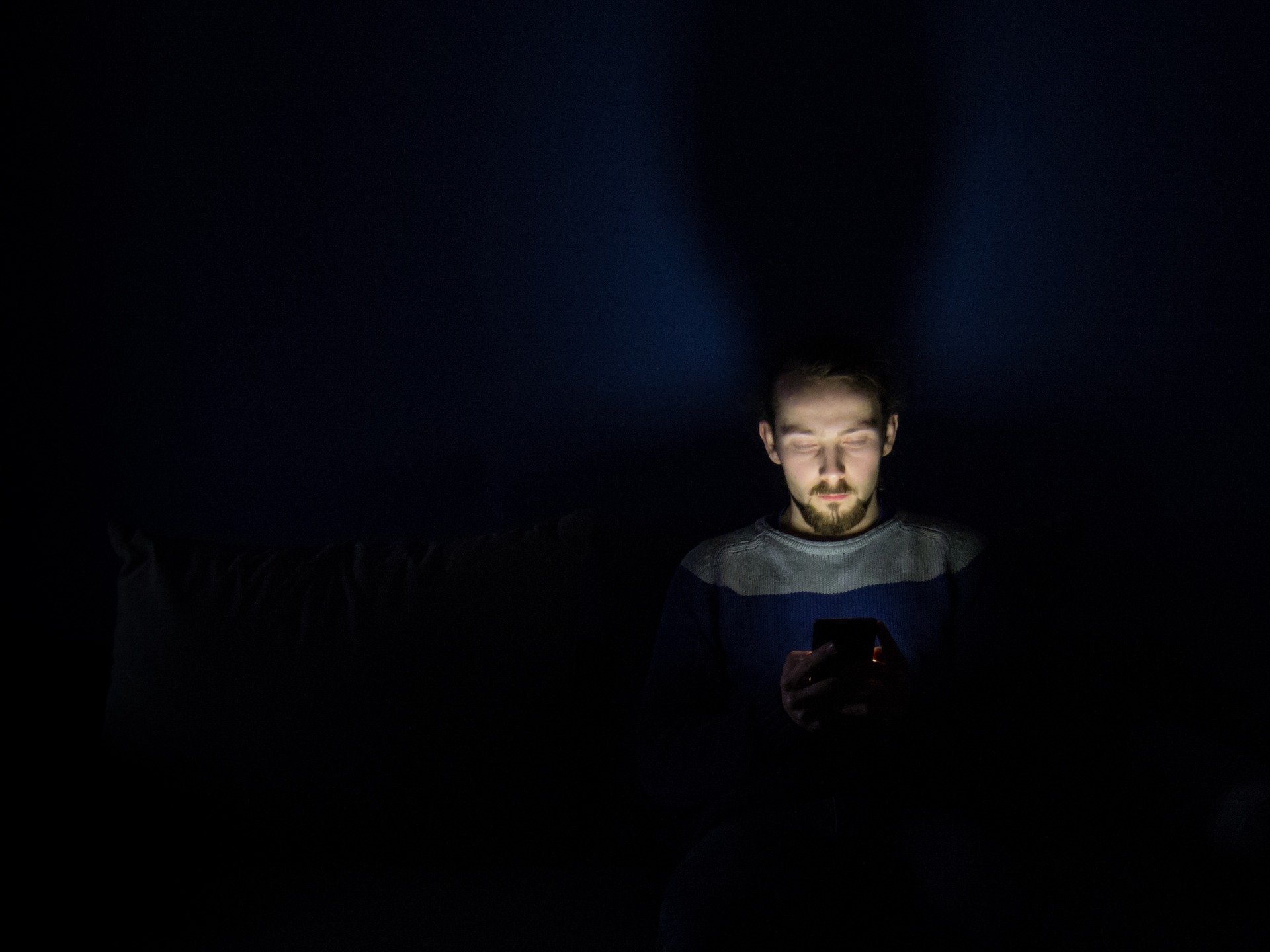 hombre, celular, cama