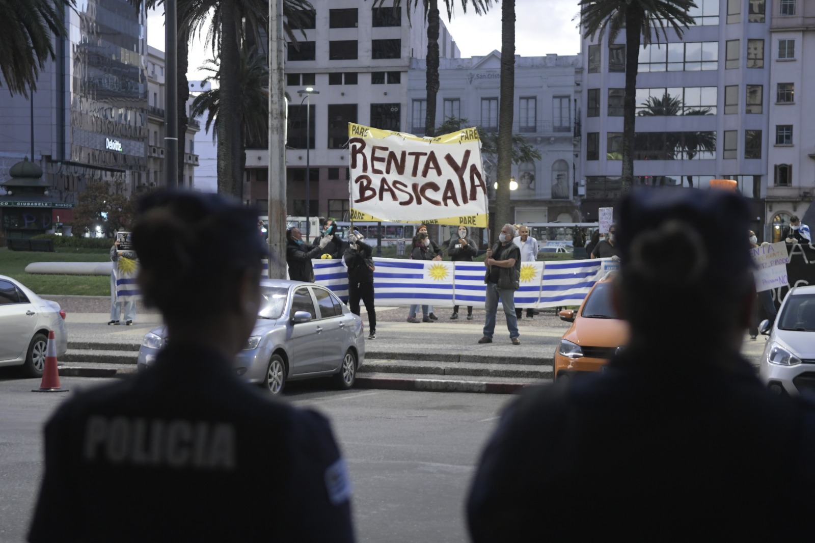 Feriantes se manifiestan frente a la Torre Ejecutiva. Foto: Gerardo Pérez.