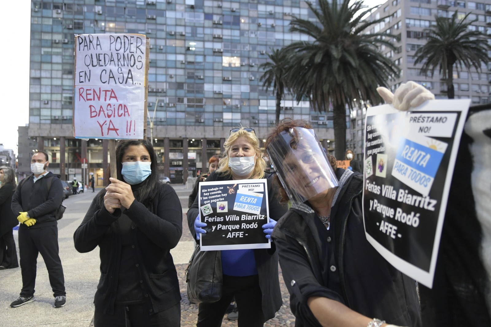 Feriantes se manifiestan frente a la Torre Ejecutiva. Foto: Gerardo Pérez.
