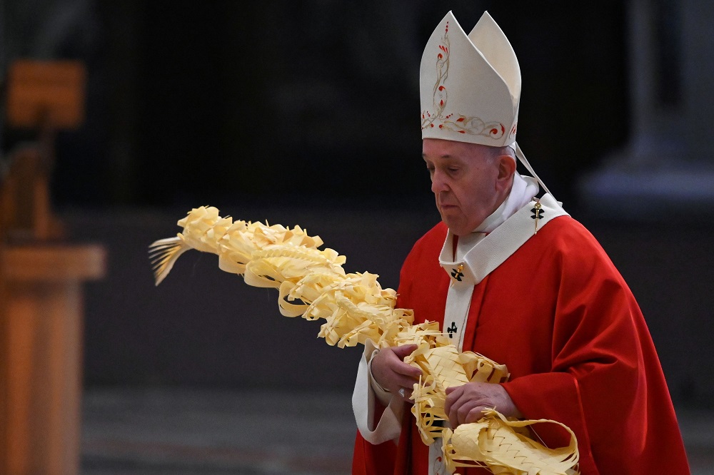 El papa Francisco ofició ayer la misa del Domingo de Ramos solo antes unos pocos sacerdotes y monjas. Foto: Reuters