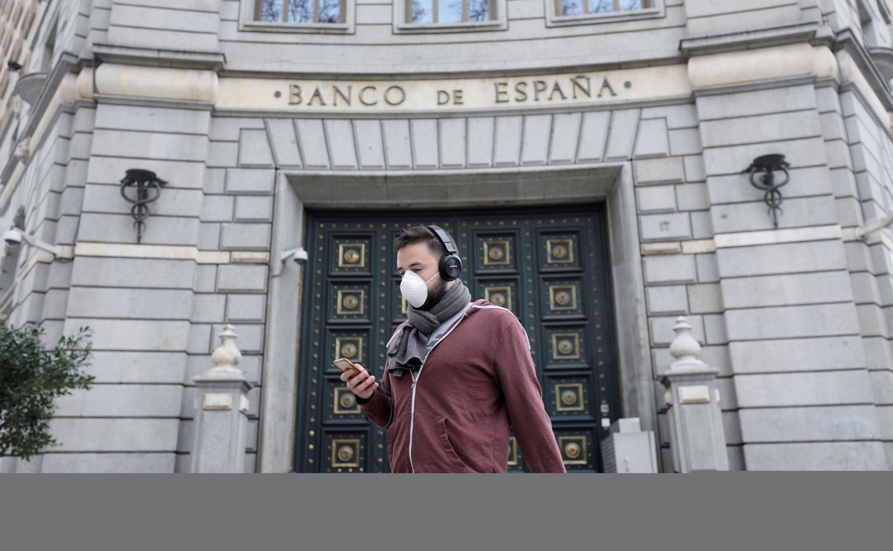 Hombre utiliza tapabocas en España para protegerse del nuevo coronavirus. Foto: Reuters