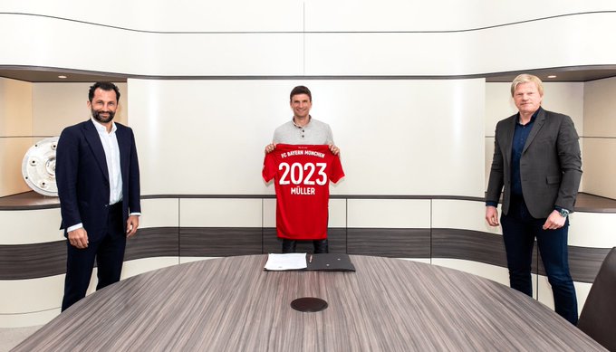 Thomas Müller cumpliendo con el distanciamiento social. FOTO: EFE