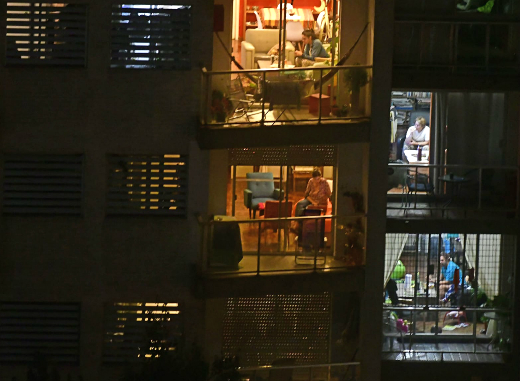 Mientras, en el barrio de Cordón, habitantes de un edificio pasan de la mejor manera posible la cuarentena. Foto: Fernando Ponzetto