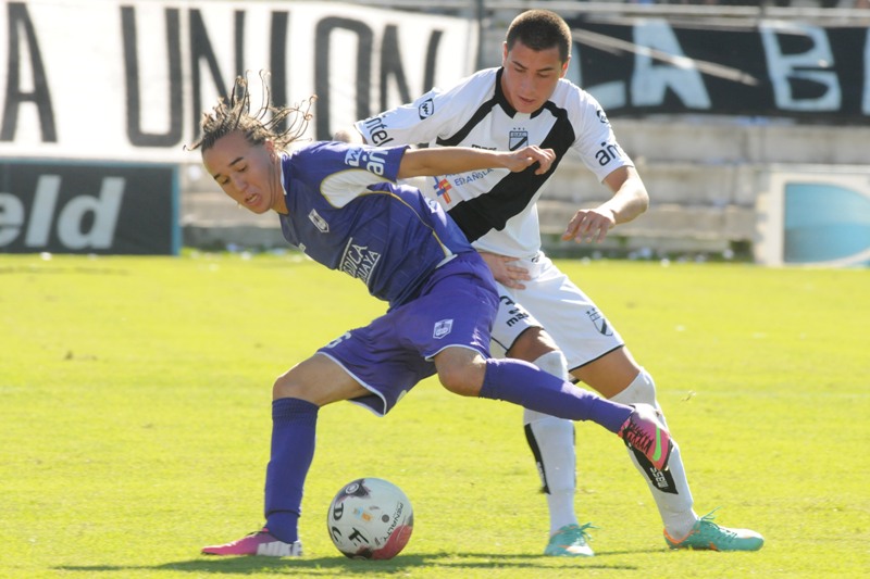 Diego Laxalt y José María Giménez disputan la pelota en un Defensor-Danubio. Foto: Archivo El País.